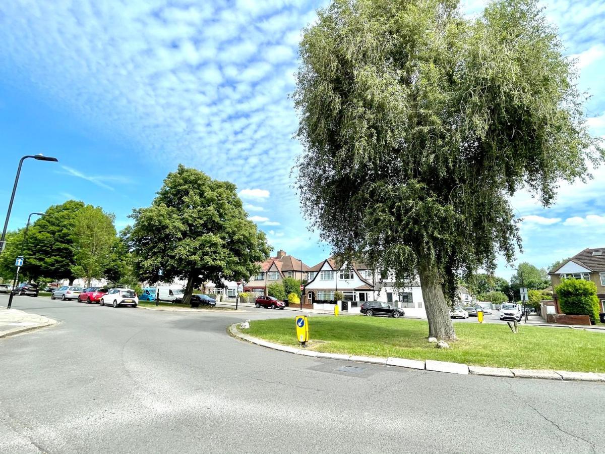No2326 Tree-Hole Daire Northolt  Dış mekan fotoğraf
